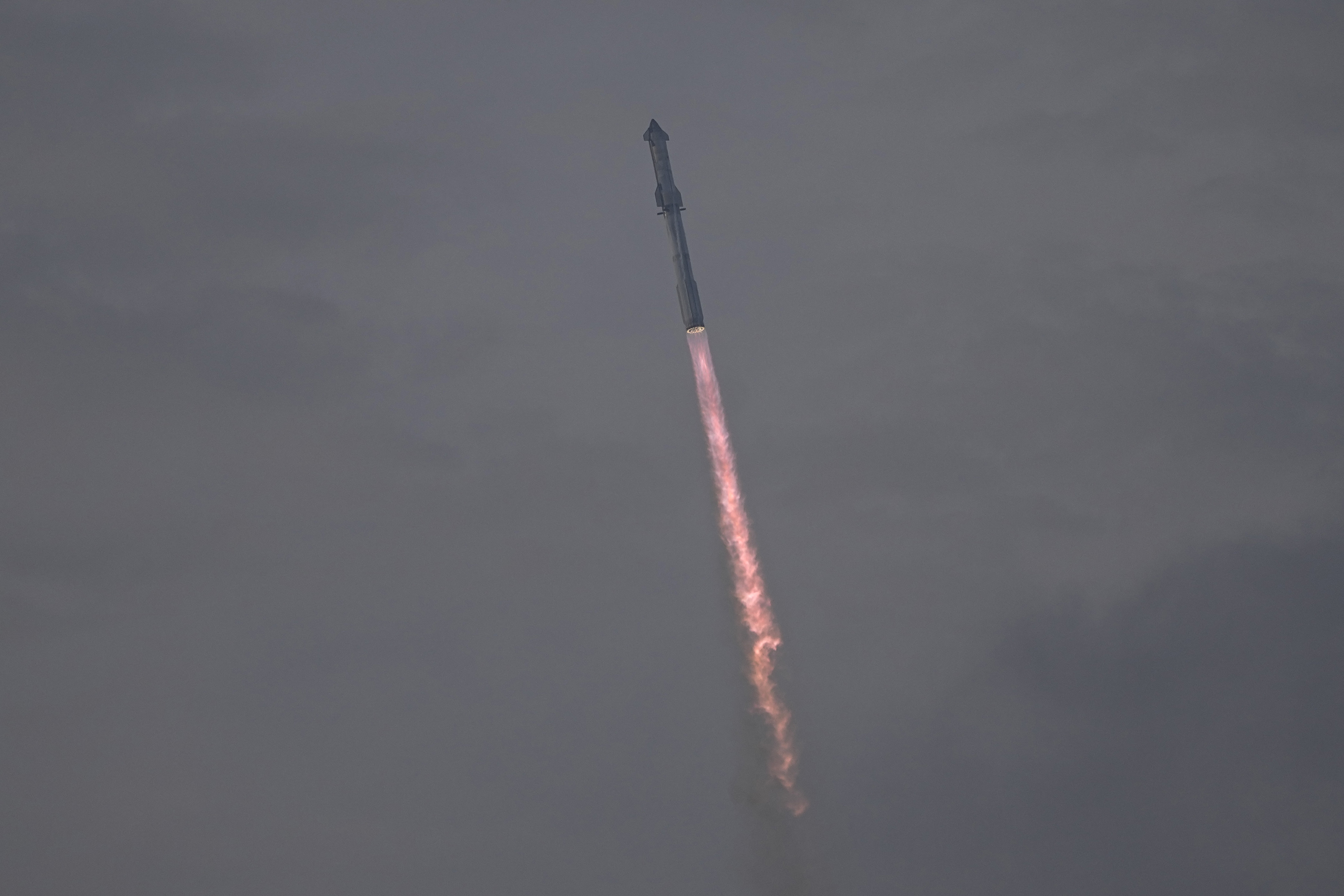 Starship SpaceX meluncur ke angkasa