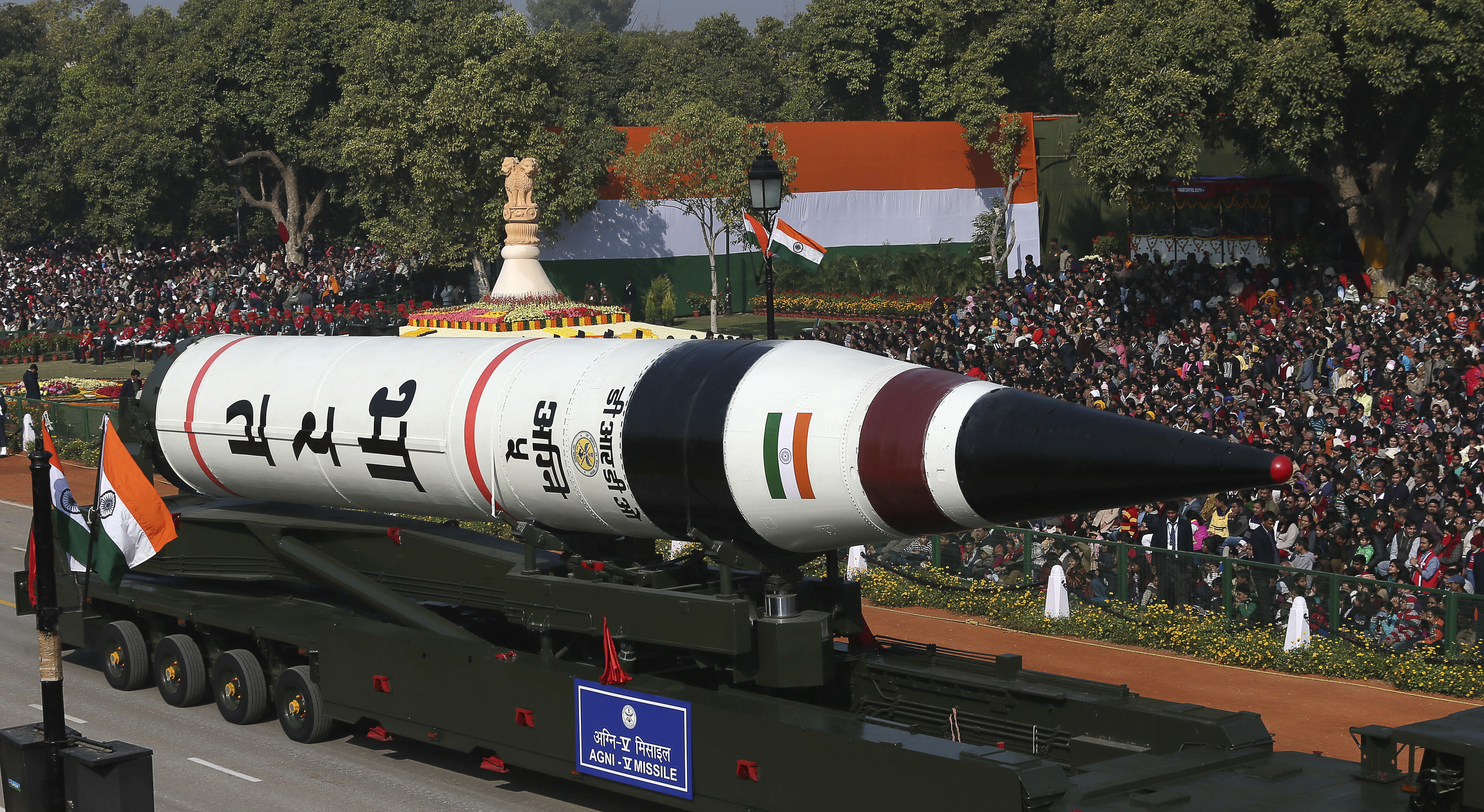 Rudal balistik jarak jauh Agni-V dipajang saat parade hari kemerdekaan di New Delhi, India.