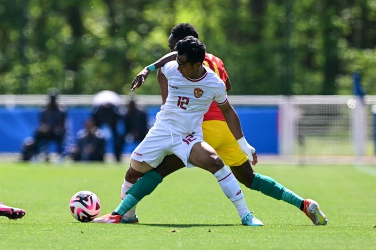 Pratama Arhan beraksi saat melawan Guinea di *playoff* Olimpiade 2024, Clairefontaine, Perancis, Kamis (9/5/2024)