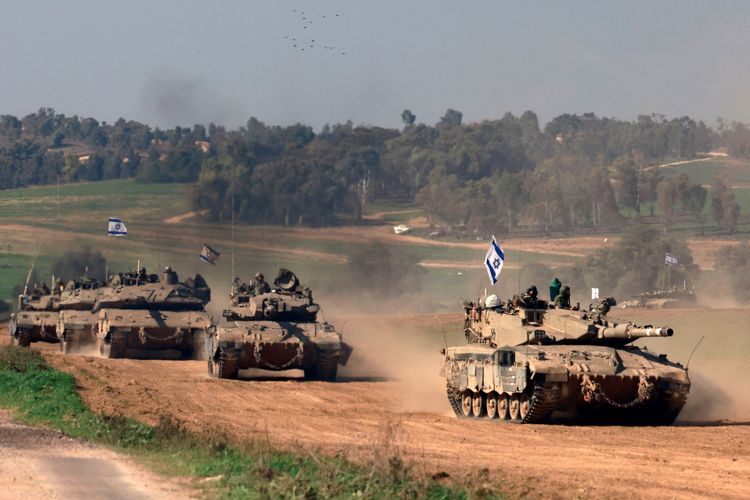 Tentara Israel menunggangi tank di dekat perbatasan Jalur Gaza, Palestina.