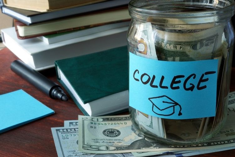 Ilustrasi dana pendidikan. Fenomena UKT dan uang pangkal membuat biaya kuliah di perguruan tinggi semakin mahal.