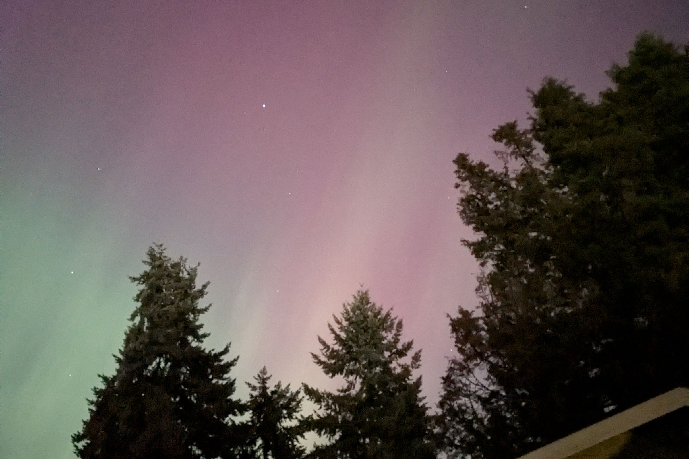Foto aurora borealis dengan riak berwarna hijau