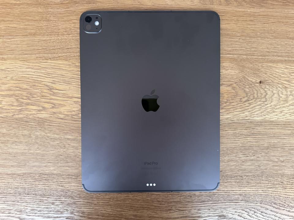 iPad Pro warna Space Black.