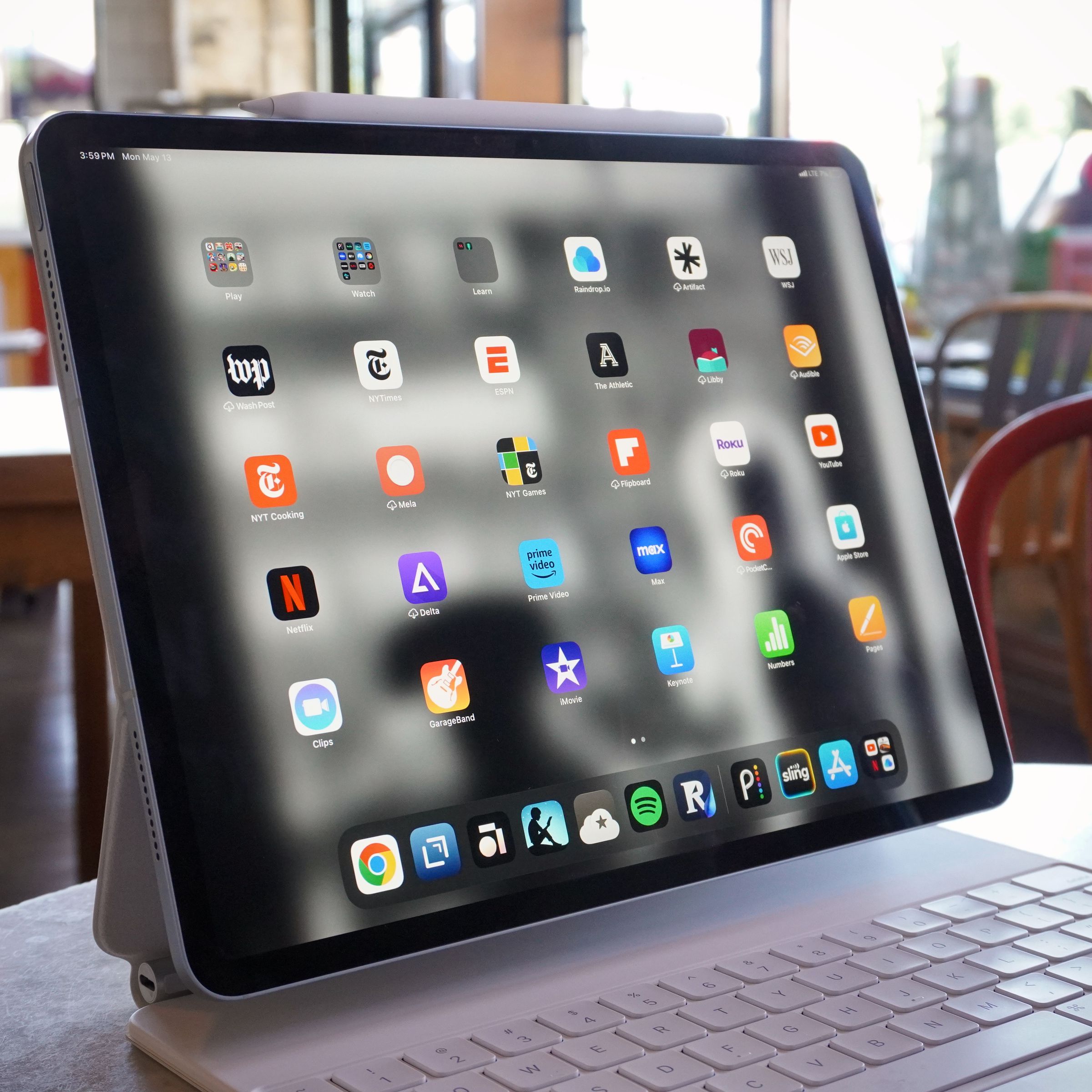 Foto iPad Air di dalam kafe.