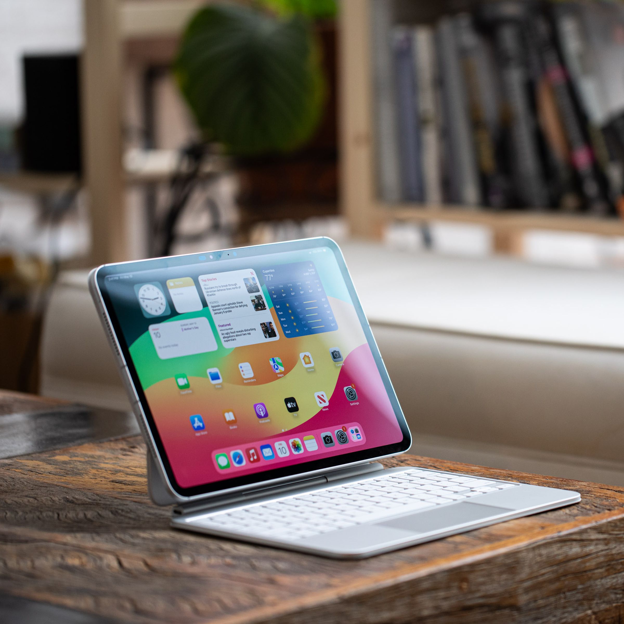 iPad Pro baru yang diletakkan di atas meja kayu.