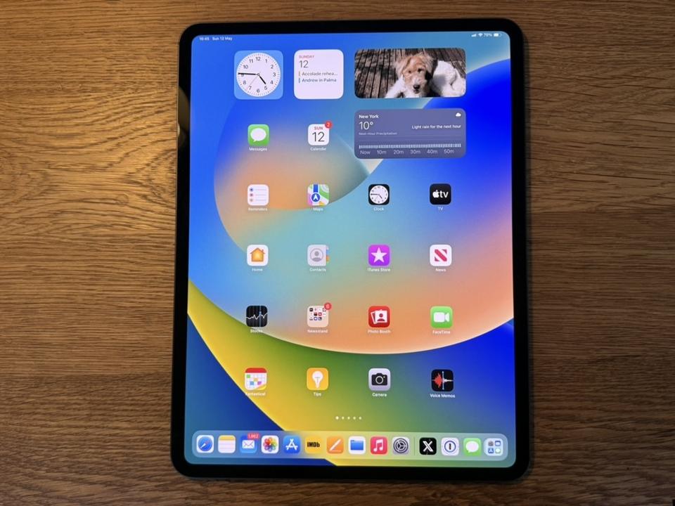 iPad Pro dengan layar OLED yang memukau.