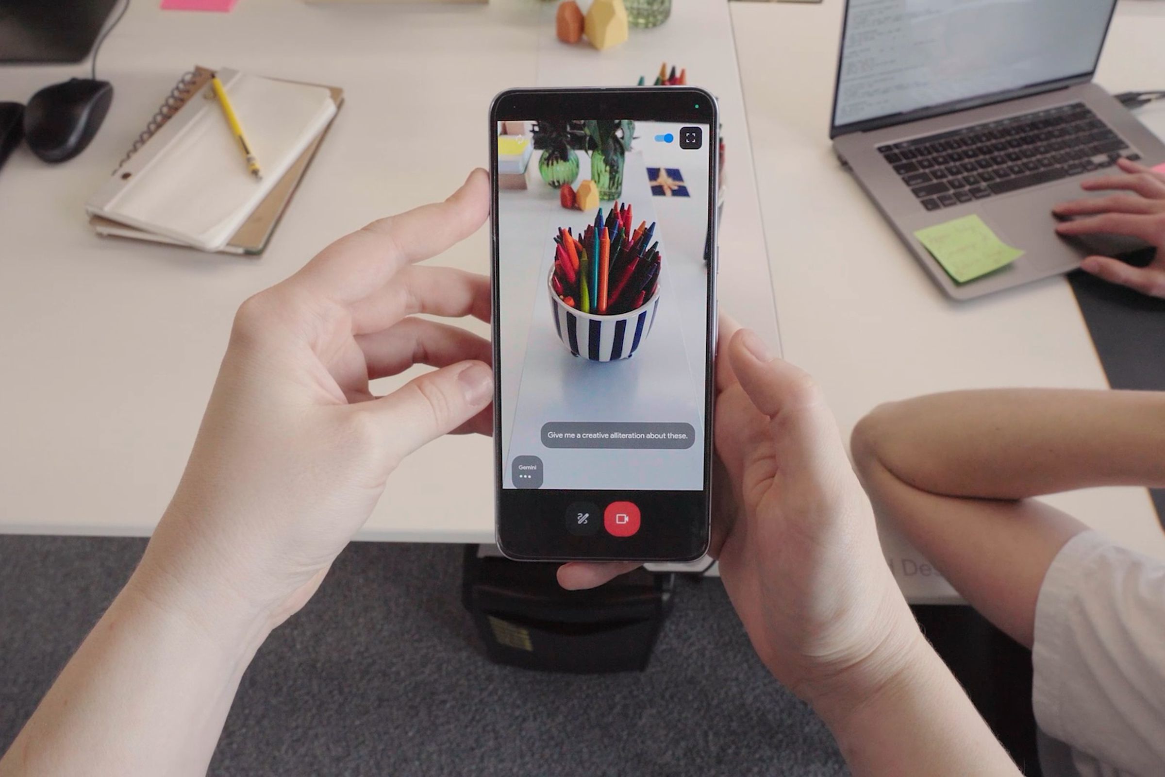 Sebuah cuplikan video yang memperlihatkan telepon sedang mengidentifikasi sebuah mangkuk berisi spidol dengan AI.