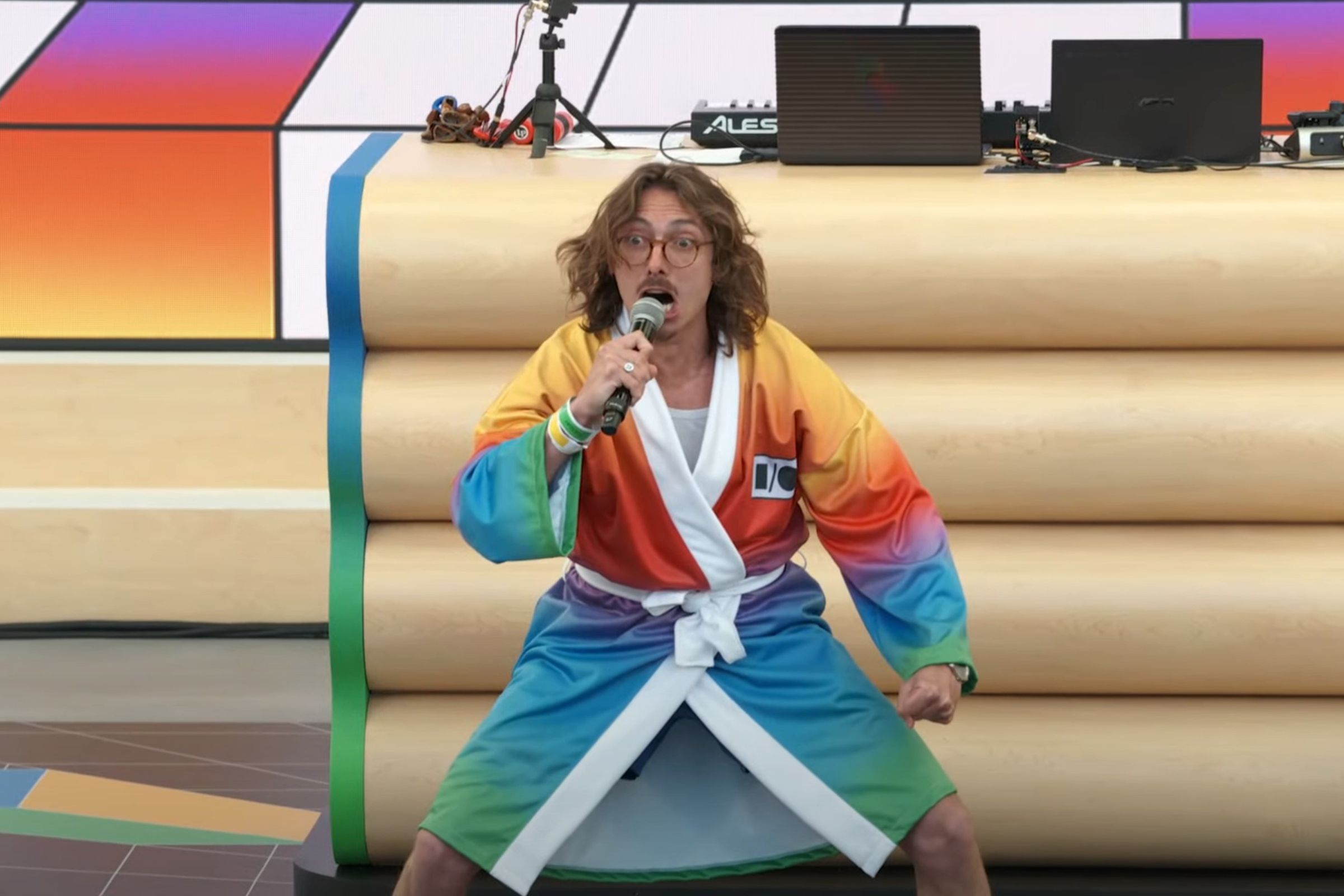 Marc Rebillet membuka acara Google I/O dengan jubah warna-warni.