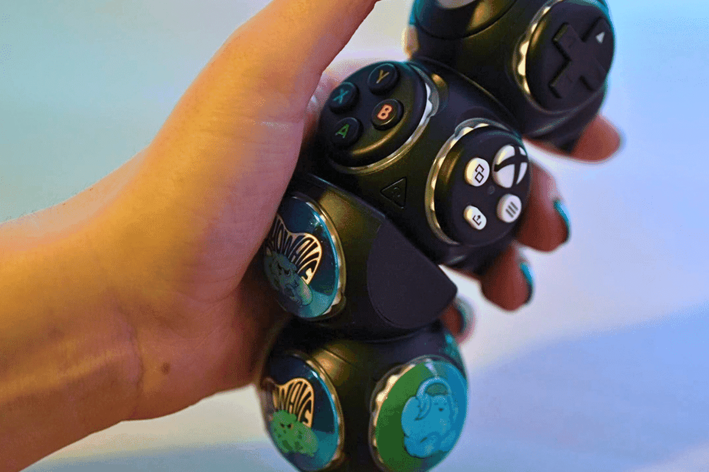 Sebuah tangan memegang Proteus Controller, yang terdiri dari kubus modular.