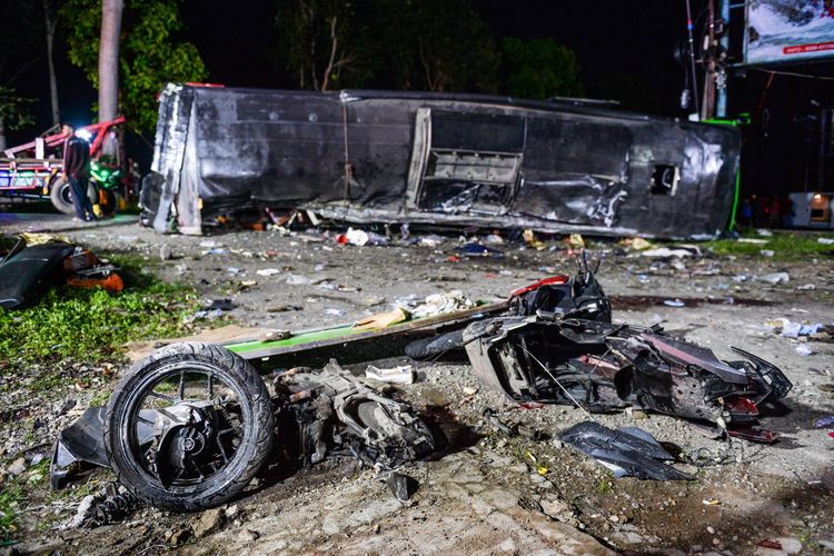 Kondisi bangkai bus dan motor yang terlibat kecelakaan di Desa Palasari, Kecamatan Ciater, Kabupaten Subang, Jawa Barat, Sabtu (11/5/2024). 