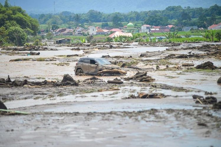 Mobil yang terdampak banjir bandang di Sumatera Barat.
