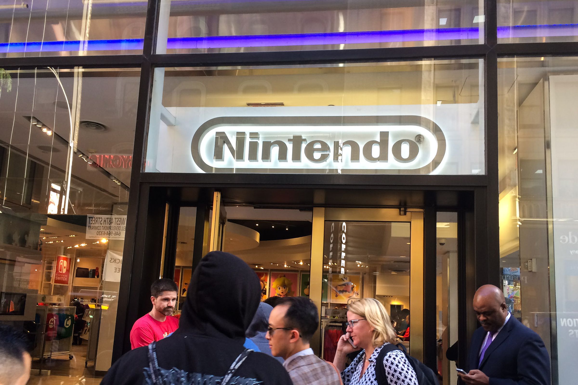Sebuah foto yang menunjukkan pintu masuk ke toko Nintendo di NYC