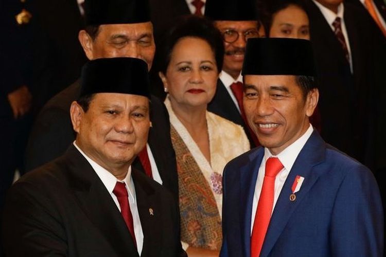Menteri Pertahanan Prabowo Subianto menerima ucapan selamat dari Presiden RI Joko Widodo saat pelantikan menteri-menteri Kabinet Indonesia Maju di Istana Negara, Jakarta, Rabu (23/10/2019).