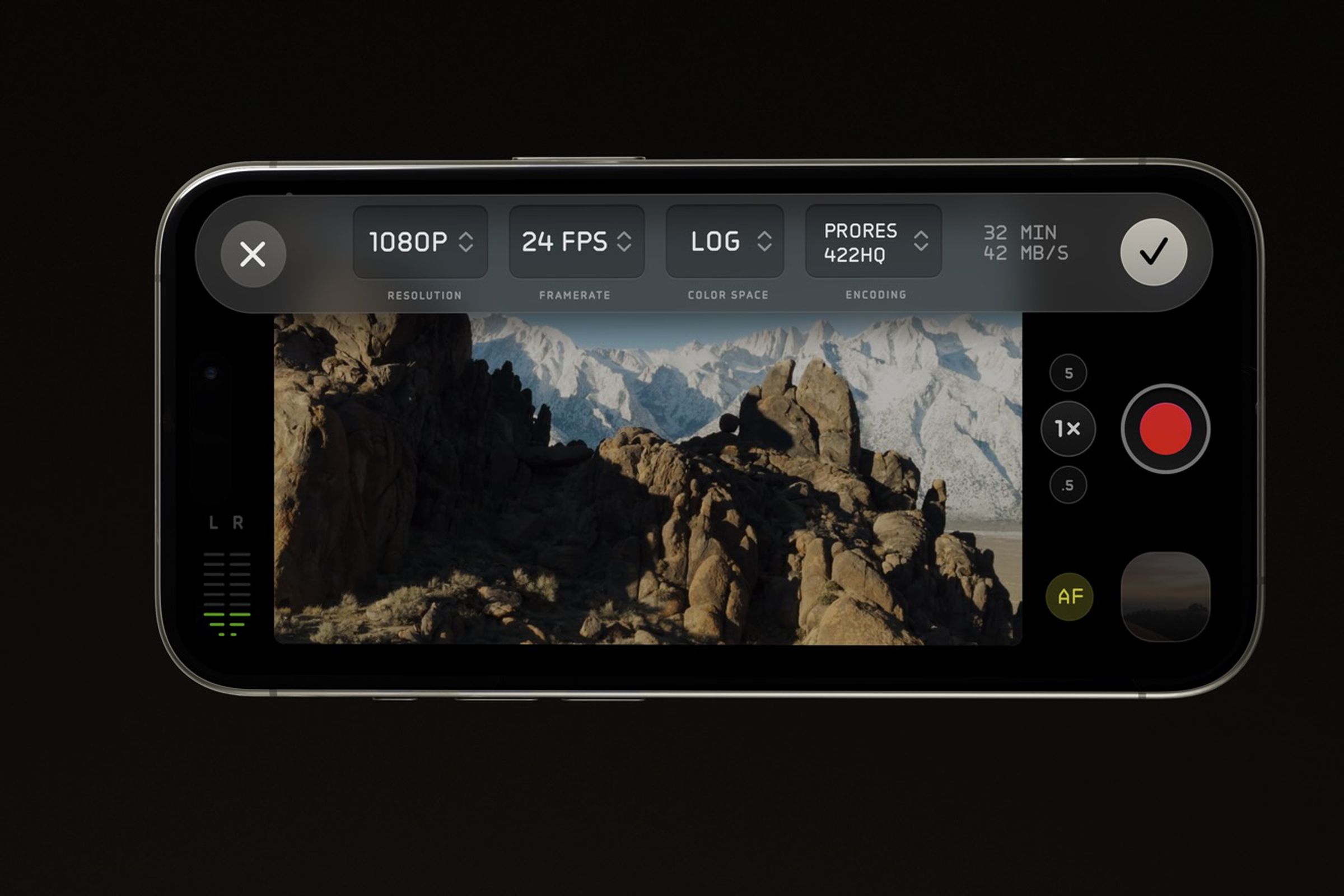 iPhone dengan aplikasi perekaman video dalam orientasi lanskap
