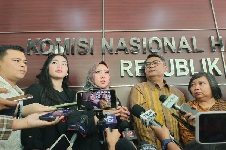 Tim hukum keluarga Vina (kiri), Komisioner Komnas HAM Uli Parulian Sih (tengah), dan Komisioner Komnas HAM, Anis Hidayah (kiri) saat memberikan keterangan di kantor Komnas HAM, Menteng, Jakarta Pusat, Senin (27/5)2024).jpg