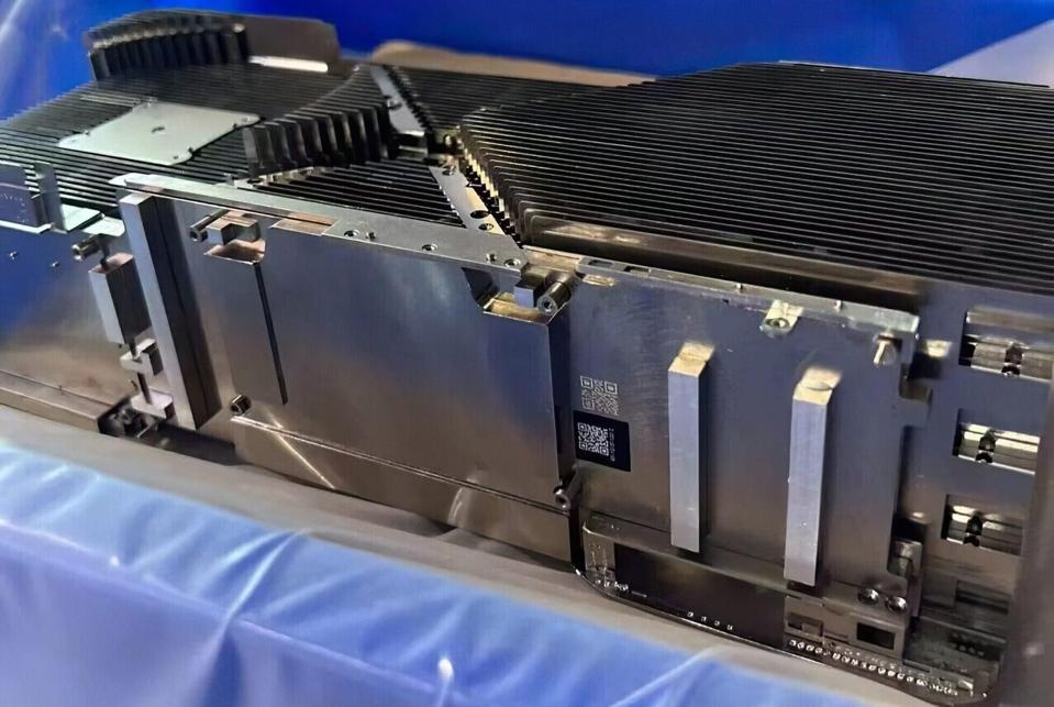Gambar yang Menunjukkan Desain Cooler 4-Slot dengan Heatsink Masif