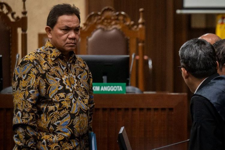 Terdakwa kasus korupsi pengadaan infrastruktur BTS 4G BAKTI Kominfo, Achsanul Qosasi (kiri), berbicara dengan penasihat hukumnya usai membacakan nota pembelaan (pledoi) pada sidang lanjutan di Pengadilan Tipikor, Jakarta, Selasa (28/5/2024).