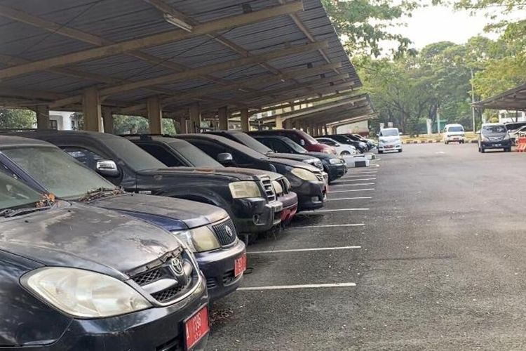 Sejumlah kendaraan dinas terparkir di halaman Sekretariat Daerah (Setda) Provinsi Banten. Total ada 254 unit kendaraan dinas yang menunggak pajak dengan nilai total Rp1,2 miliar.
