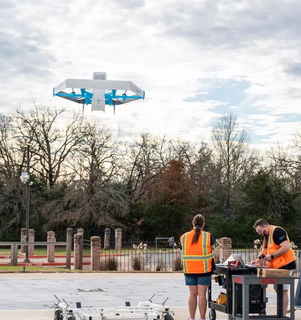 Sebuah drone Amazon Mk-27 sedang terbang