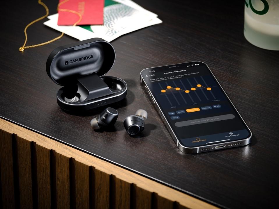 Melomania M100 dari Cambridge Audio didukung dengan aplikasi _smartphone_ baru yang kece, lengkap dengan kontrol EQ dan banyak fitur kustomisasi lainnya.