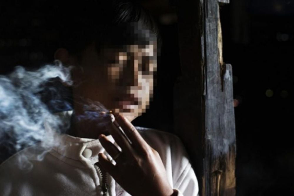 Anak-anak perokok sedang menghisap sebatang rokok/Yayasan Lentera Anak