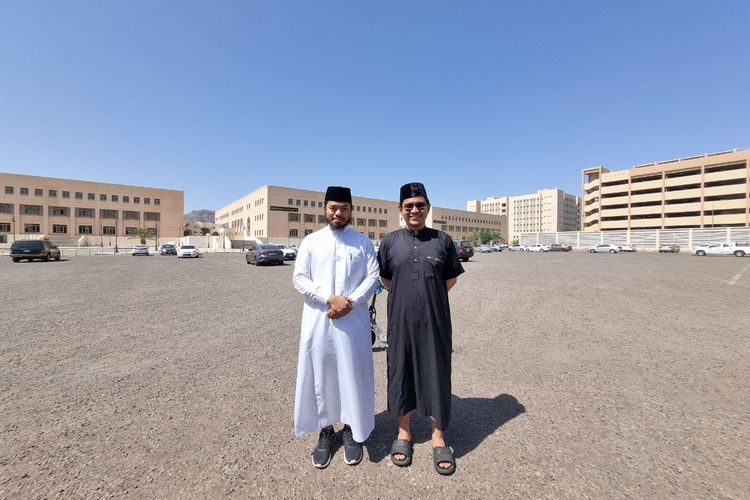 Dua mahasiswa Universitas Islam Madinah (UIM) sedang berada di dalam area kampus.