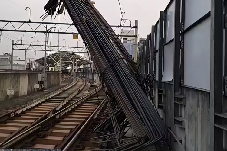 Besi crane dari proyek pembangunan di area Kejaksaan Agung RI jatuh ke lintasan MRT Jakarta, Kamis (30/5/2024).