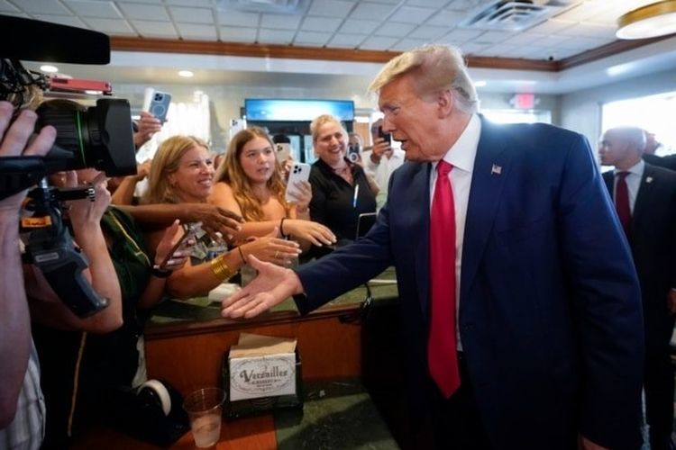 Mantan Presiden AS Donald Trump menyapa para pendukungnya saat mengunjungi restoran Versailles di kota Miami, Florida Selasa (13/6/2023)